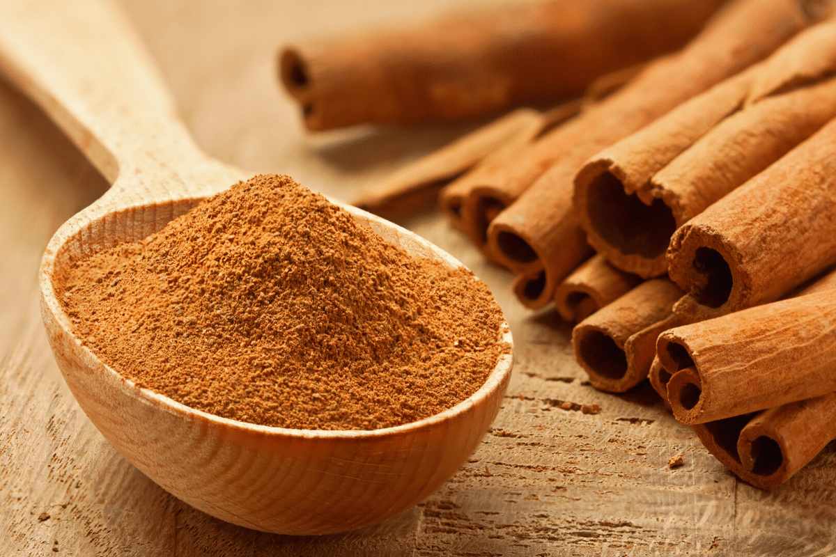 Cinnamon powder contains many medicinal properties