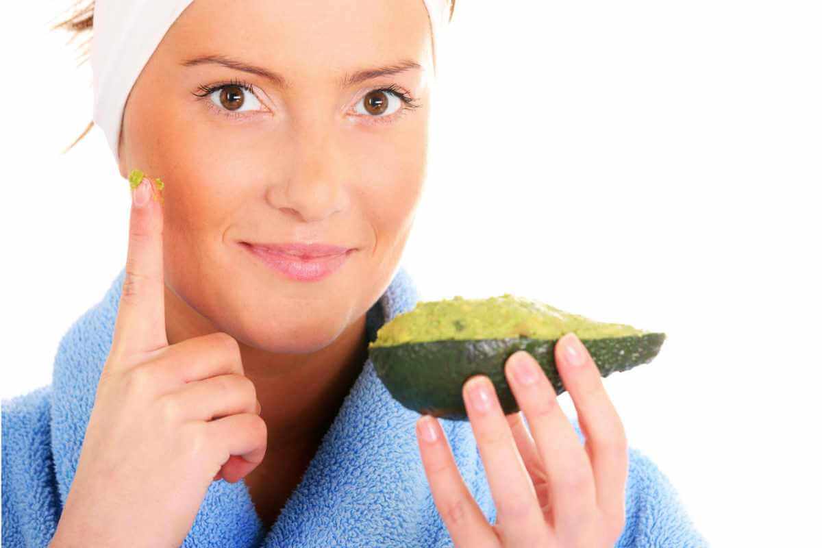 Avocado moisturizes the skin